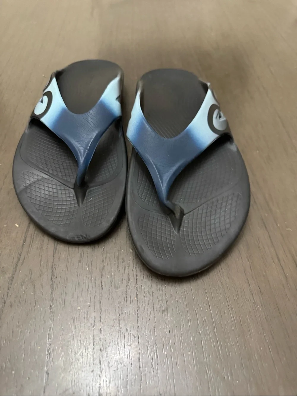 OOFOS Men's Black and Blue Gradient Recovery Flip Flops size M11